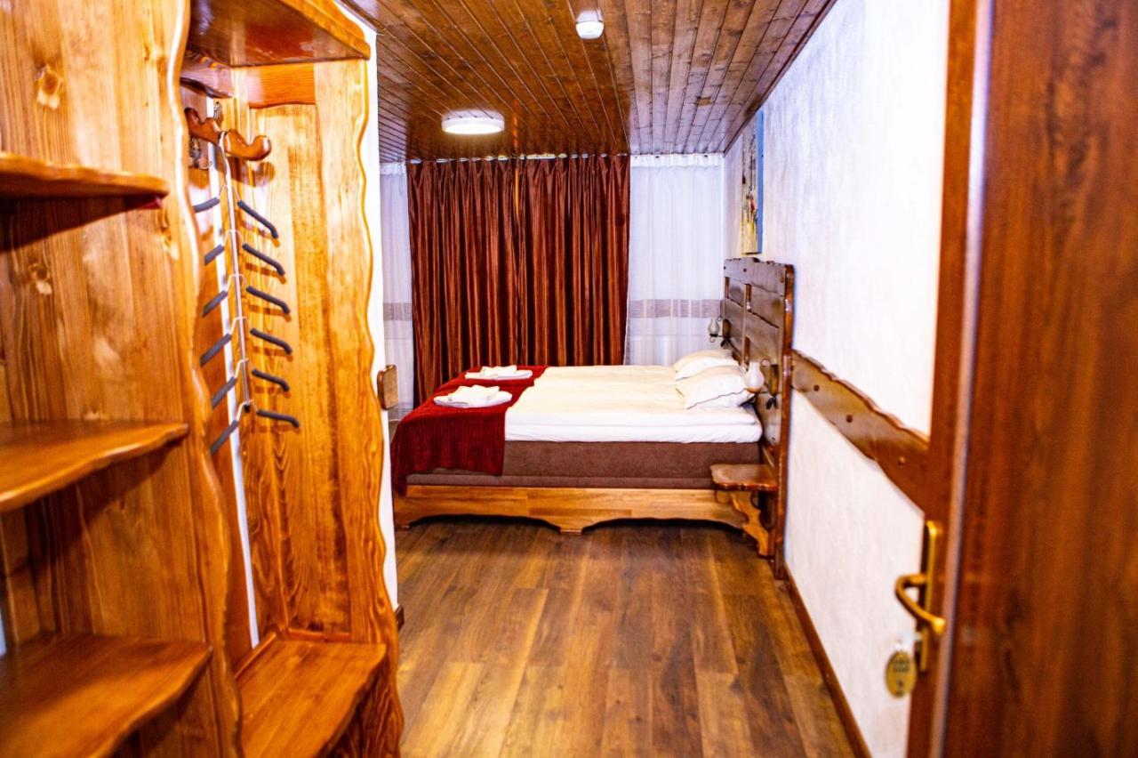 Vila Swe Sar Hotell Curtea de Argeş Exteriör bild