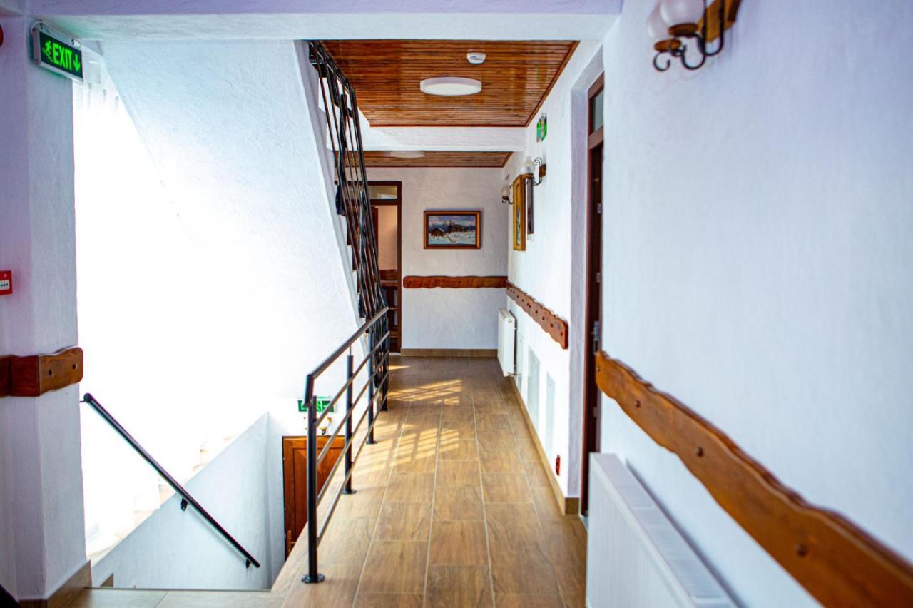Vila Swe Sar Hotell Curtea de Argeş Exteriör bild