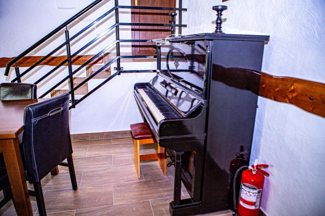 Vila Swe Sar Hotell Curtea de Argeş Exteriör bild