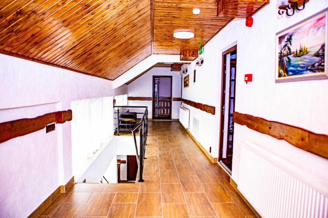 Vila Swe Sar Hotell Curtea de Argeş Exteriör bild